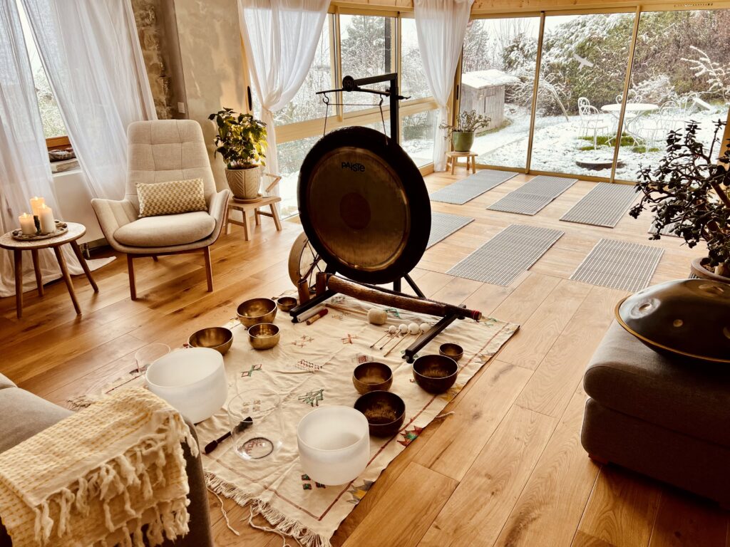 Gong, bols tibétains et bols en cristal préparés pour un bain sonore à Fillinges